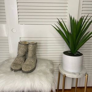 UGG Australia Size 9M Short Grey/Cream Paisley Boots Box Included.
